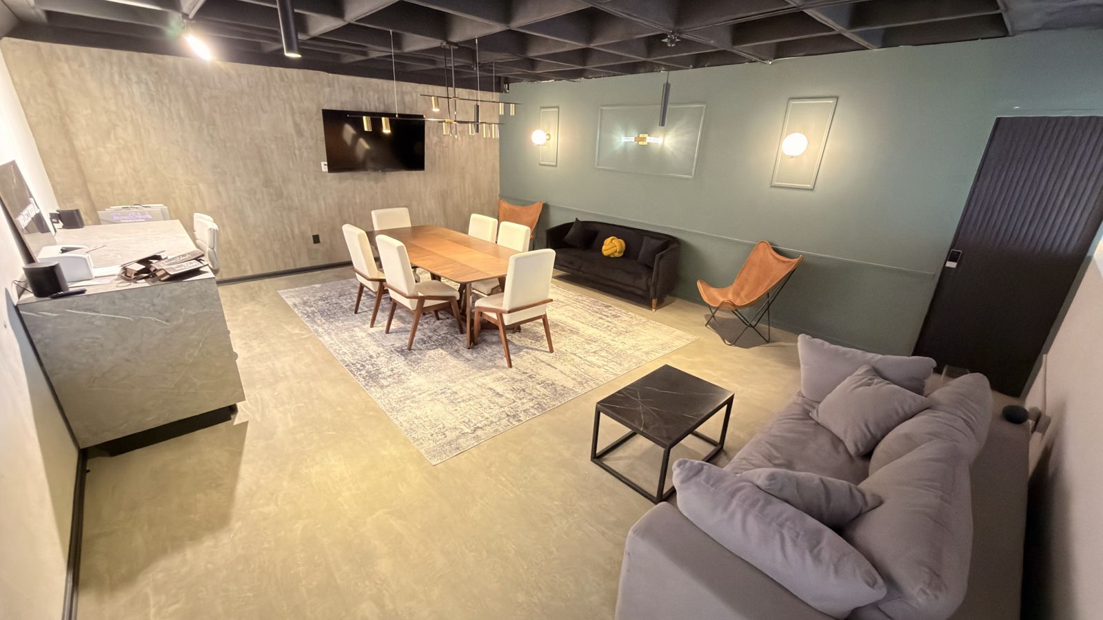 Project Room: mesa de juntas, sala y pantalla para presentar proyectos