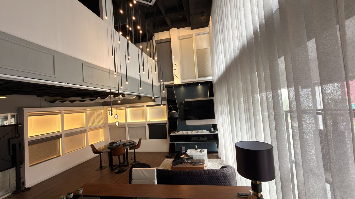 Showroom con audio, cortinas y lámparas