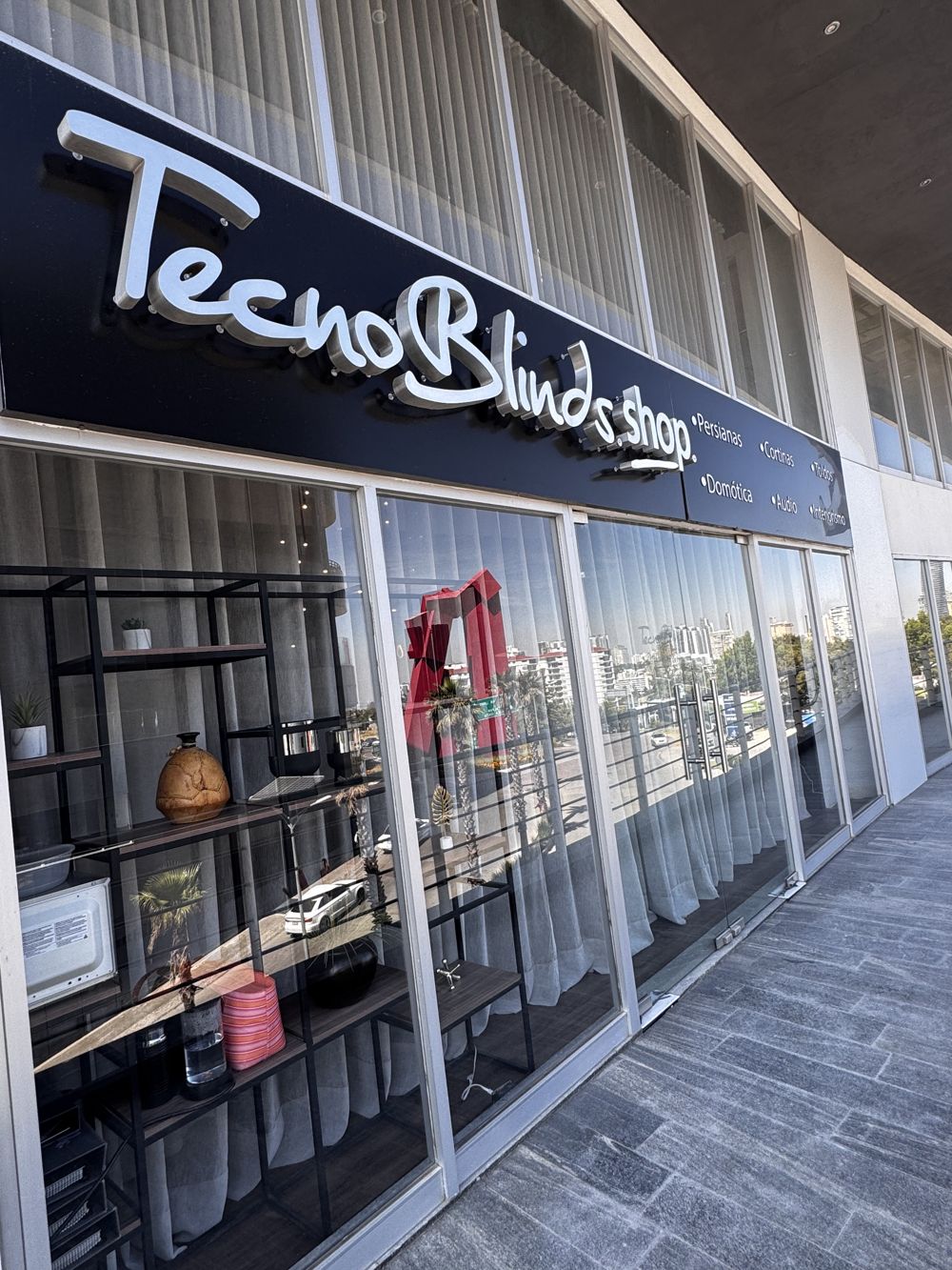 Fachada de la tienda TecnoBlinds en Plaza Dolmen Center